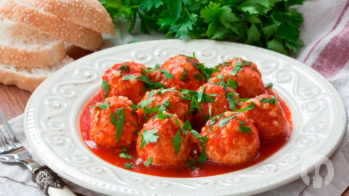 Almôndegas caseiras de carne com molho de tomate, tenras e suculentas, decoradas com salsa fresca e prontas a servir.