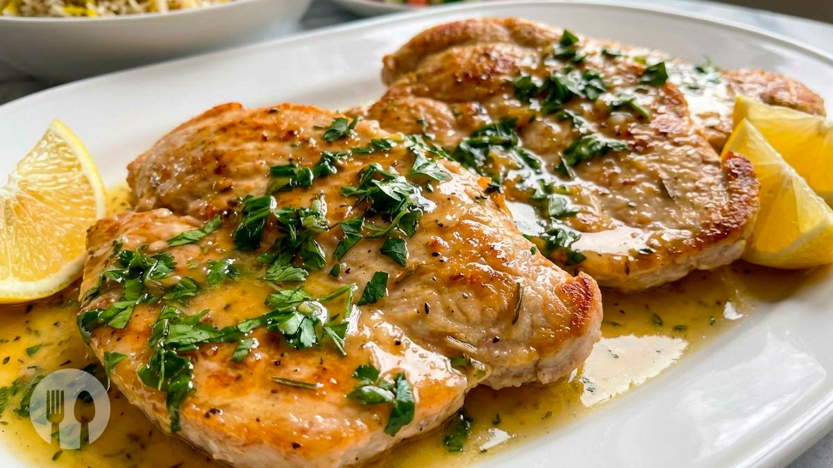 Bifes de peru na frigideira com molho de alho e limão, tenros e suculentos.