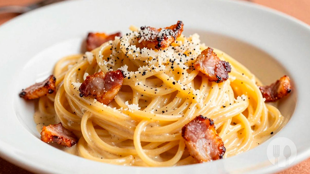 Massa carbonara tradicional italiana com esparguete, guanciale, queijo Pecorino Romano e pimenta-preta.