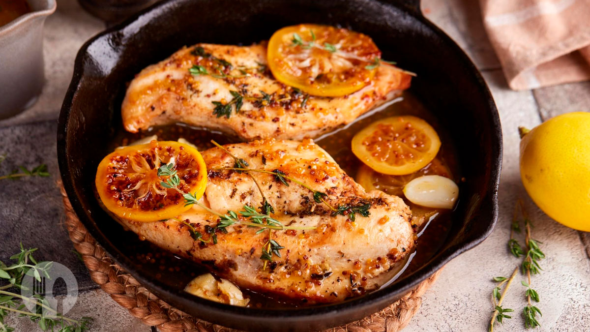 Peito de frango suculento na frigideira com alho, limão e ervas aromáticas, dourado por fora e tenro por dentro, receita fácil e rápida