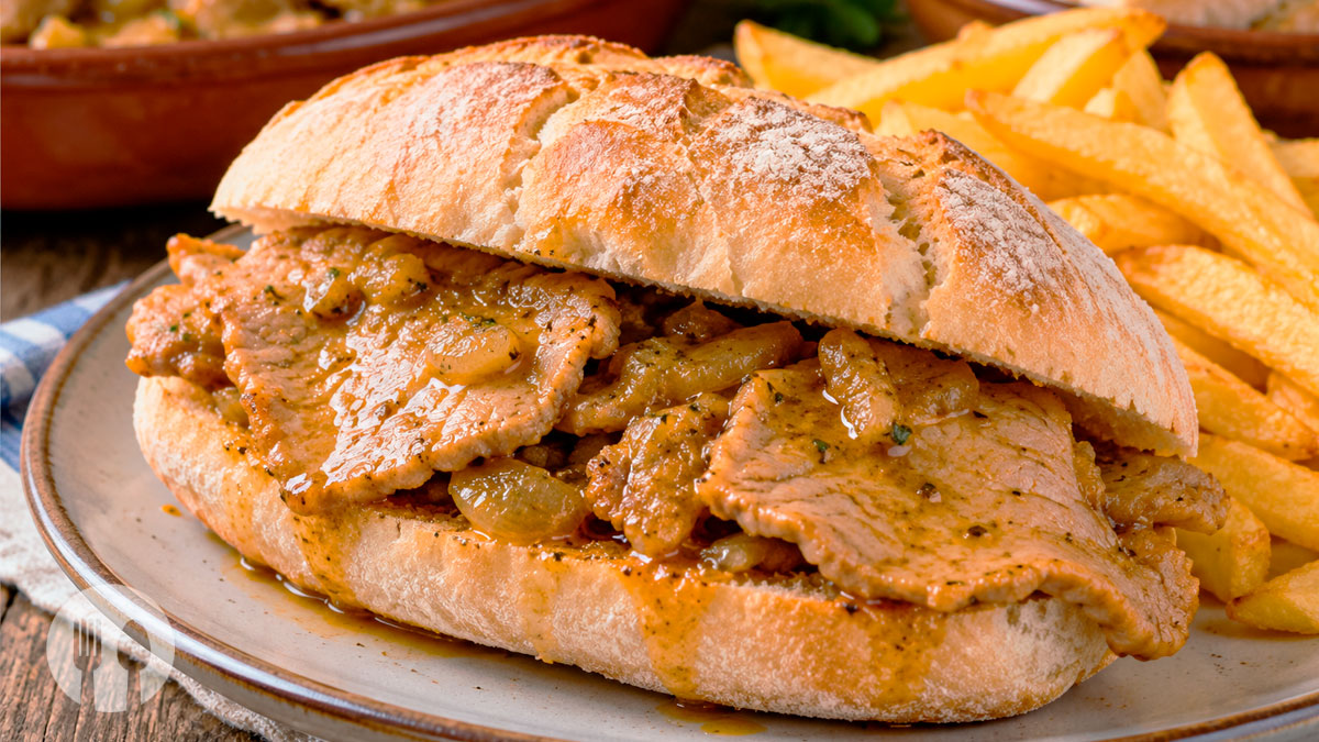 Bifanas à portuguesa tradicionais com carne de porco tenra e molho de alho e vinho branco, servidas no pão.