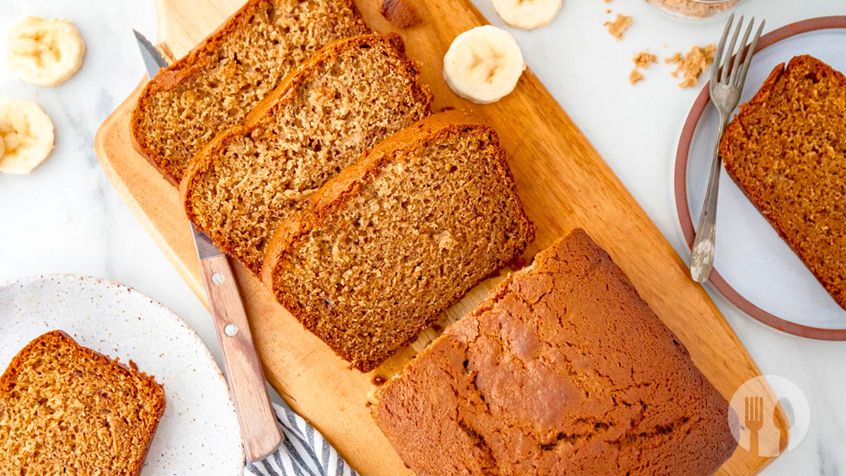 Banana Bread caseiro fofo e húmido, cortado em fatias, preparado com bananas maduras.