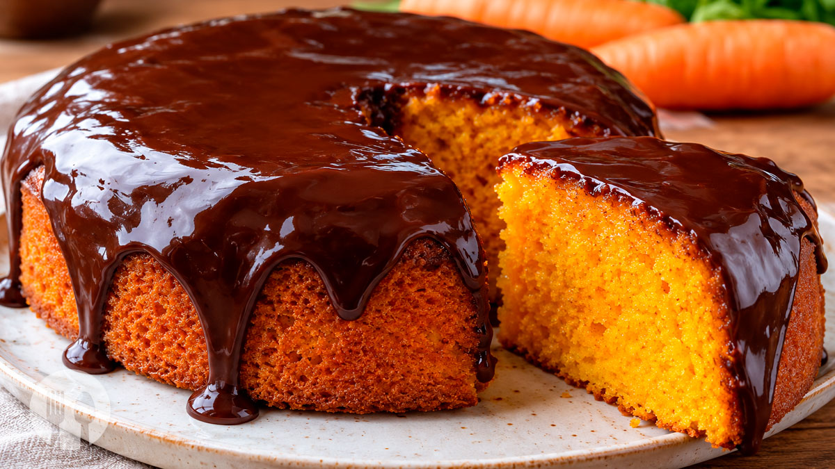 Bolo de cenoura fofo e húmido caseiro, cortado em fatias, com cobertura de chocolate