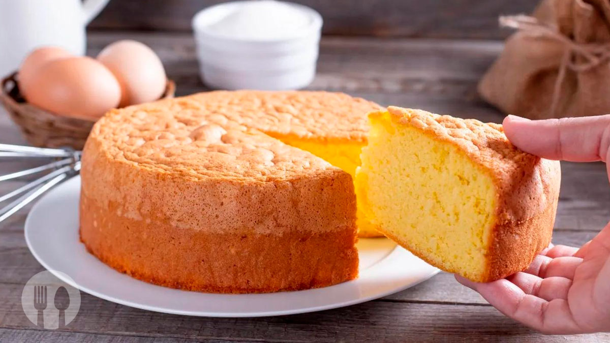 Bolo de iogurte caseiro fofinho e húmido, com interior macio e superfície dourada.