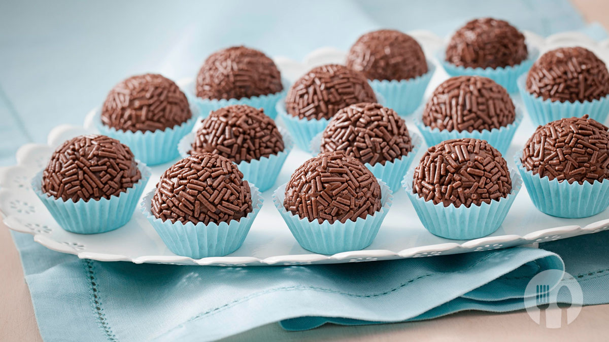 Brigadeiros caseiros, cremosos e cobertos com pepitas de chocolate, preparados com leite condensado, chocolate em pó e manteiga