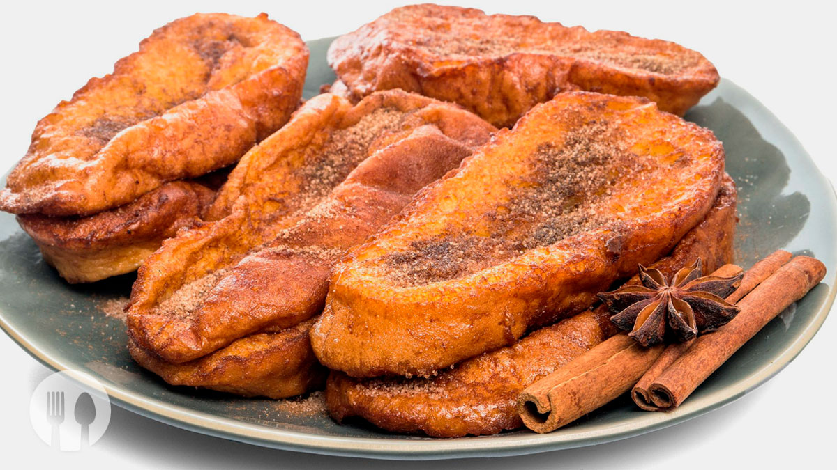 Rabanadas tradicionais portuguesas caseiras, douradas e fofinhas, polvilhadas com açúcar e canela.