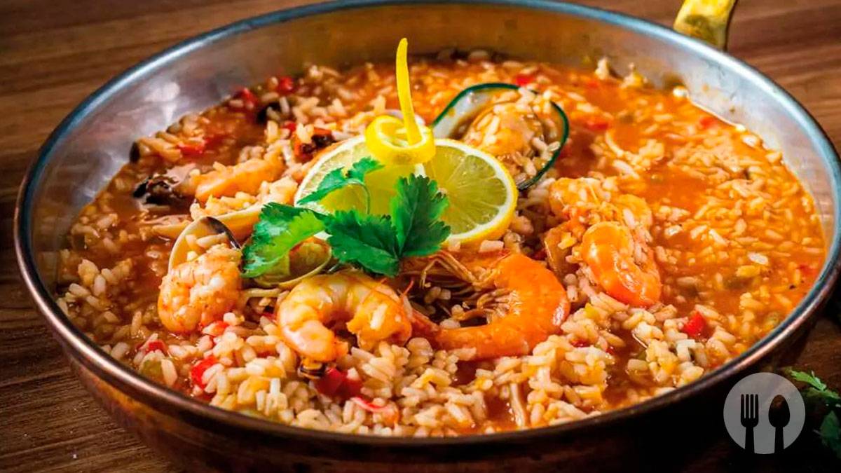 Arroz de marisco tradicional português com camarões, mexilhões e amêijoas