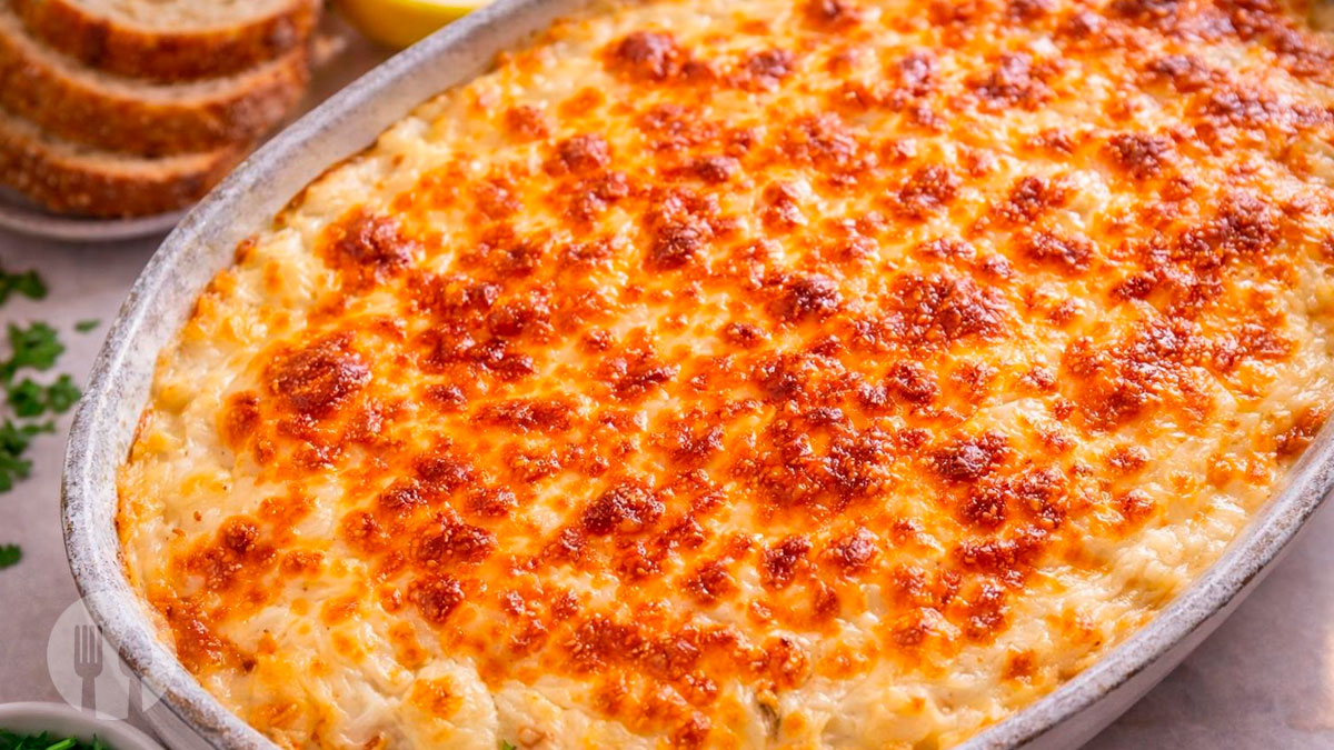 Bacalhau com natas tradicional português, cremoso e gratinado no forno, com batatas, bacalhau desfiado e uma crosta dourada irresistível.